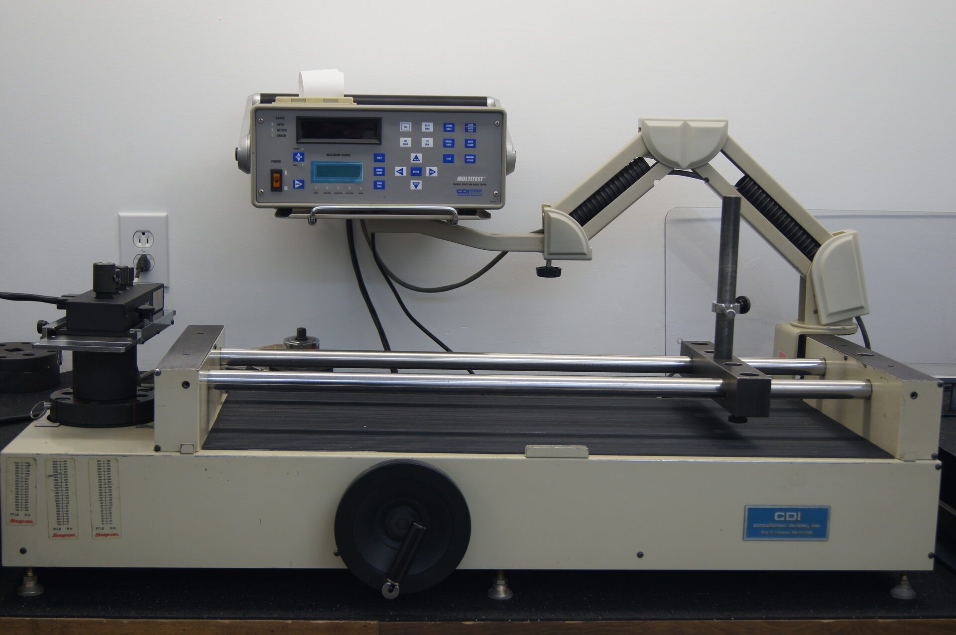 Torque calibration bench with electronic readout unit