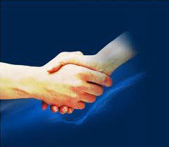 A handshake on a blue background, illustrating the relationship of trust between Etaltech and its clients