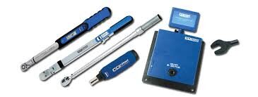 Torque wrenches and a torque calibrator